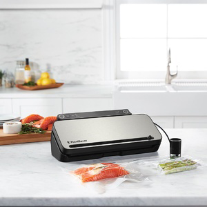 aparat de vidat VS3190X-01 foodsaver pe masa cu accesoriu si alimente in pungi