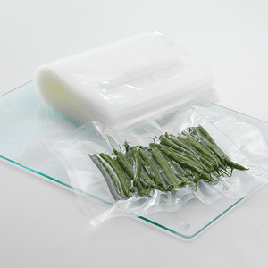 fasole verde in punga de vid langa teanc de pungi de plastic
